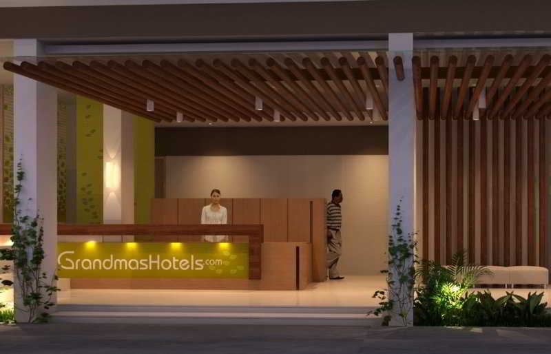 Grandmas Plus Hotel Seminyak Екстериор снимка